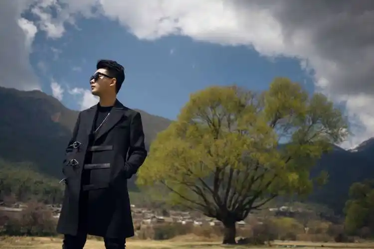 "音乐创作才子"谭轩辕全新单曲《足够》今日上线 表达对爱情美好向往