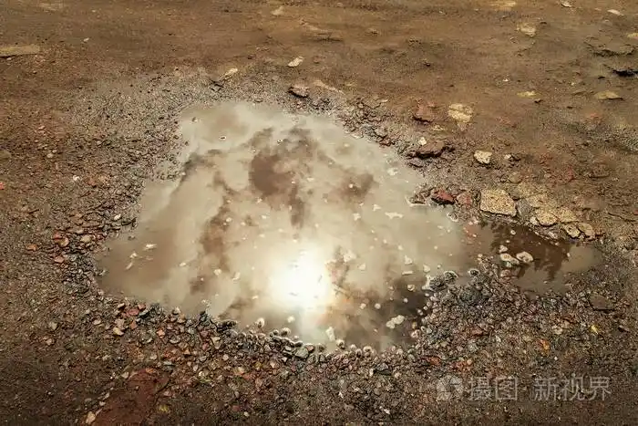 太阳在水坑里反射