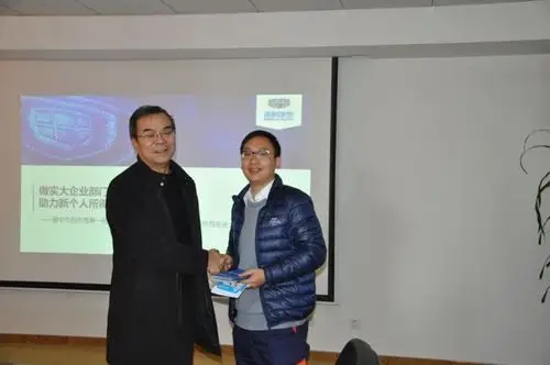 开发区税务局安建文副局长给企业送出新个税资料.