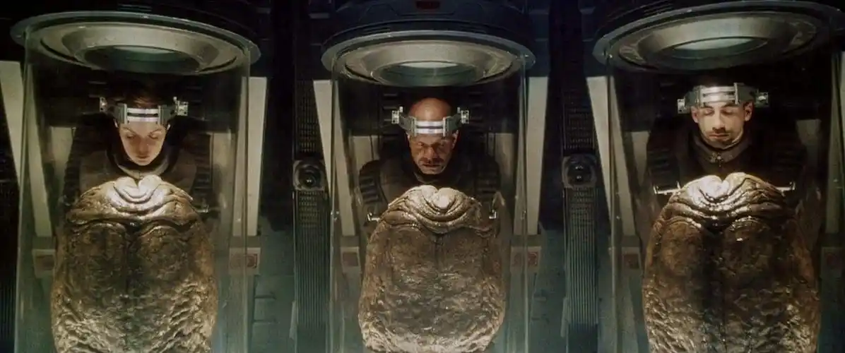 人类到外太空殖民却遭到了异形怪物袭击成了它们的生育工具