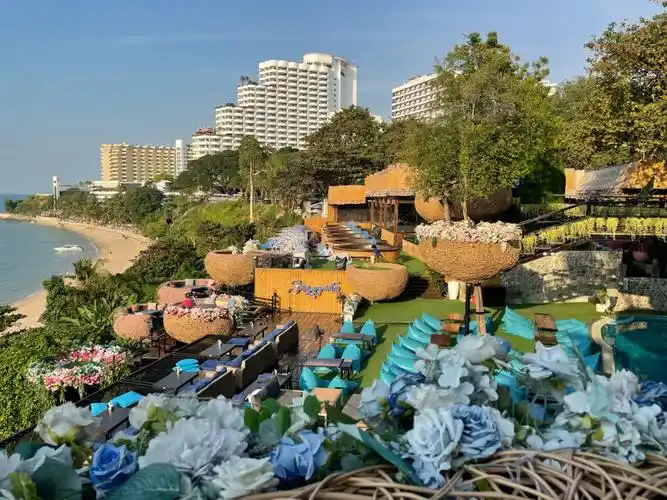 疫情下的泰国生活  #芭提雅被朋友拉出去吃饭现在属于泰国疫情最严重