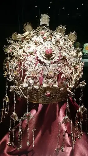 其中有一个清代的嵌宝金凤冠超漂亮.