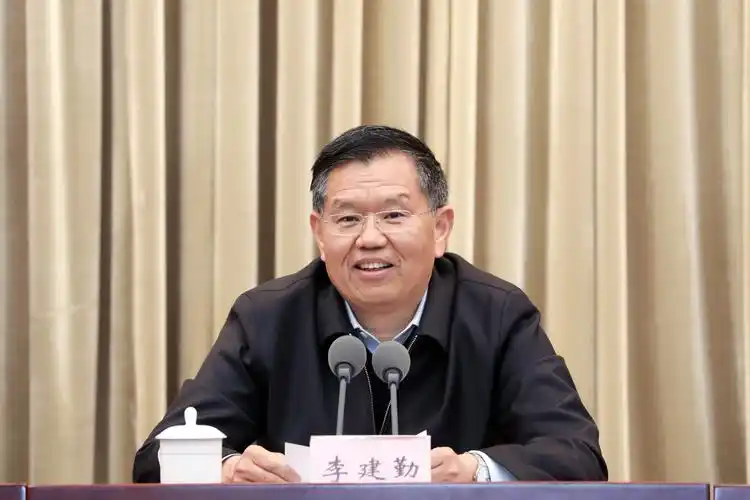 市委副书记,市长,领导小组组长曾卿主持会议.