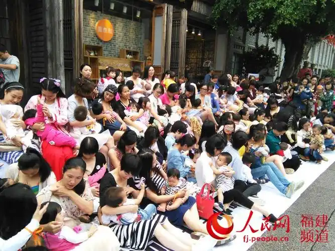 百名母乳妈妈齐聚三坊七巷"哺乳快闪" 黄丹妮摄