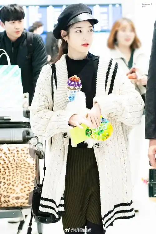 iu李知恩韩国仁川机场街拍,长款白色毛衣搭配黑色贝雷帽
