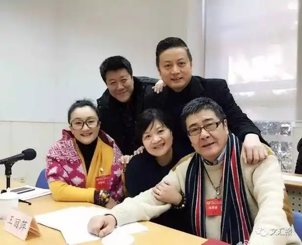旁边的越剧艺术传习所团长方亚芬笑着说,"瞧这一家人!