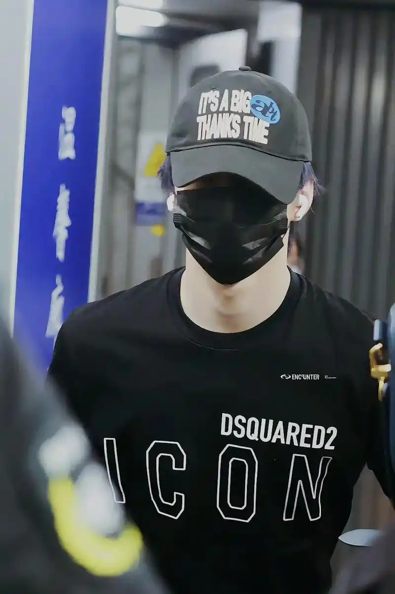 帅的很超过 名品身材 男模本模 #刘耀文 #机场穿搭 #机场 - 抖音