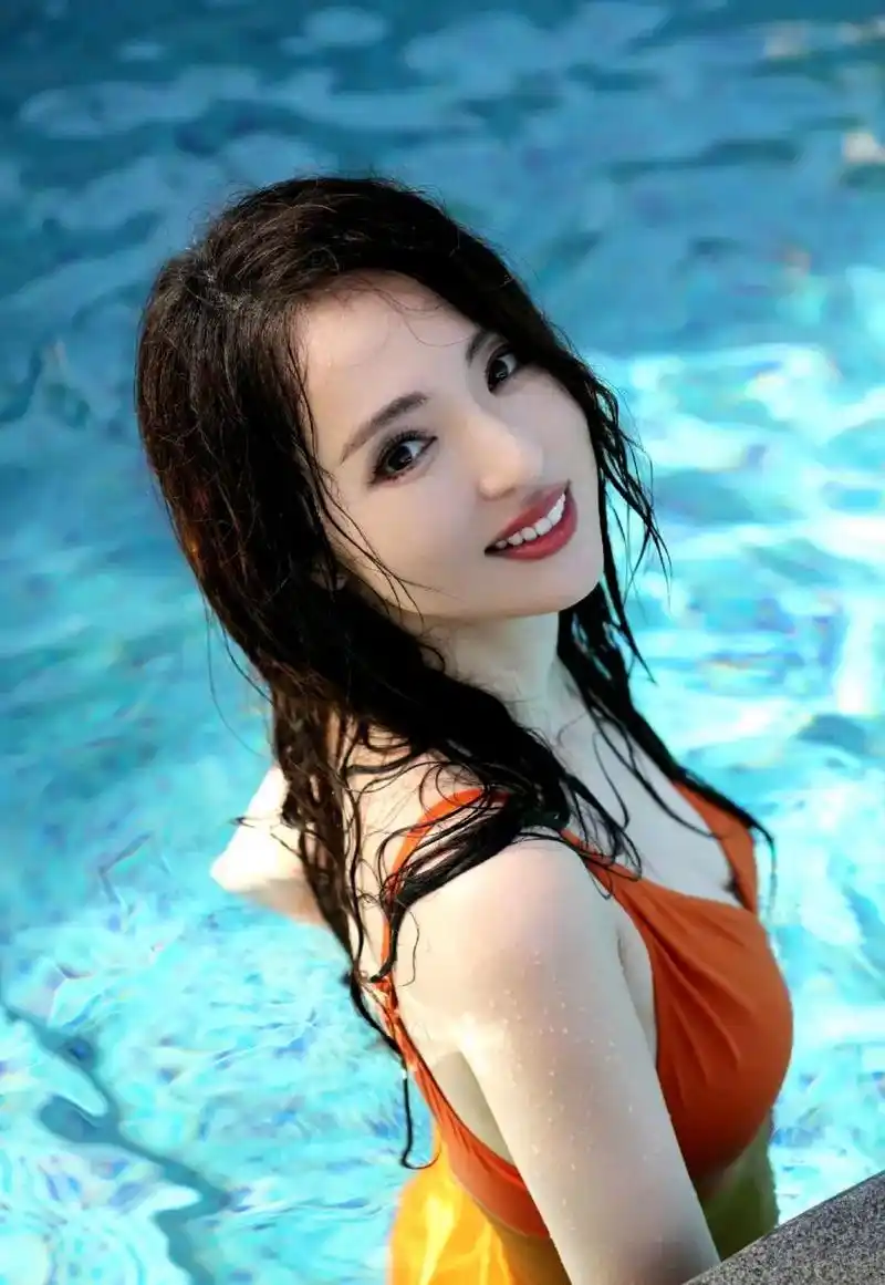 43岁董璇彻底放飞了[捂脸]  7月24日,知名女星董璇在自己社交账号晒出