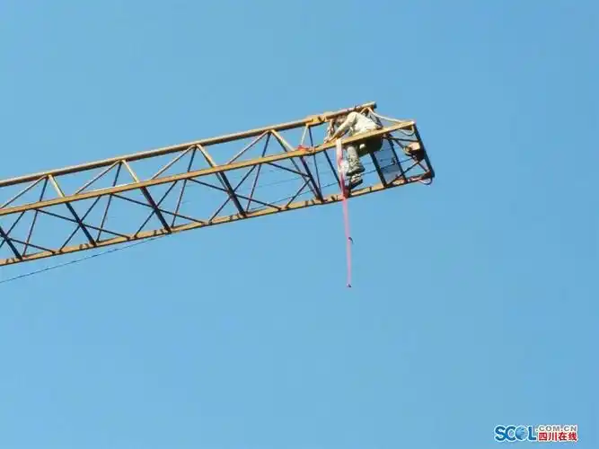 巴中一男子爬上塔吊寻短见 被消防官兵救下