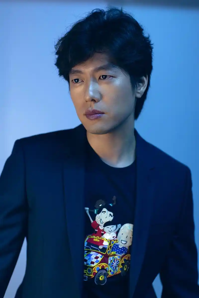 凌潇肃时尚大片曝光清新穿搭尽显熟男魅力