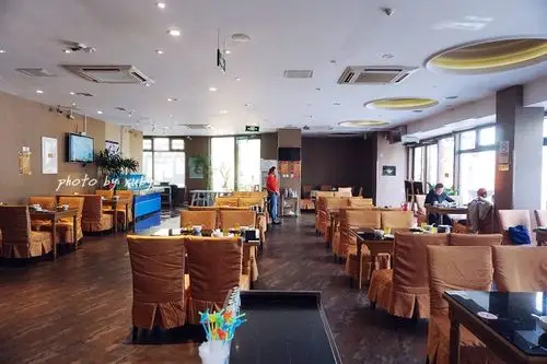 餐厅内照的整体就餐环境,很宽敞,我们坐的靠窗的位置,光线很好,我喜欢