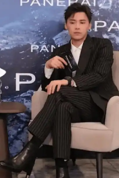 的刘海和小辫儿很配给造型师加鸡腿可别致这发型配上这表情哈哈哈其