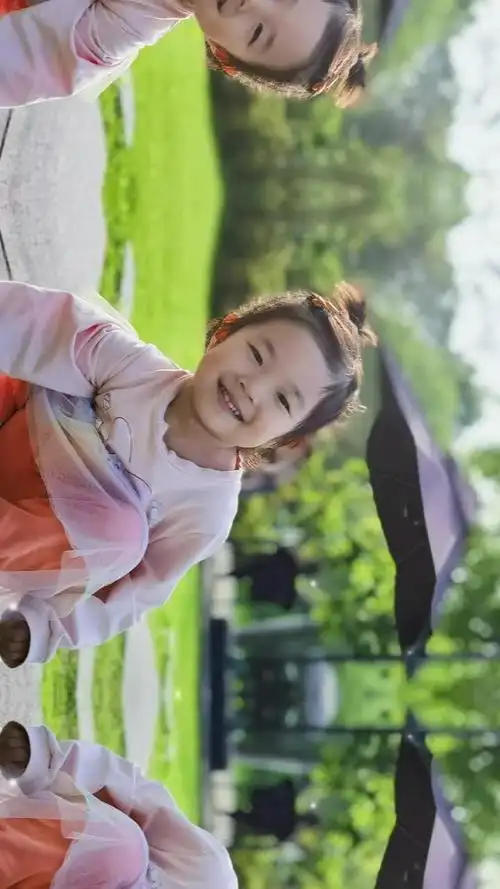 今天你笑了吗?世界微笑日 超有镜头感的小女孩 萌娃日常 最纯真的笑容