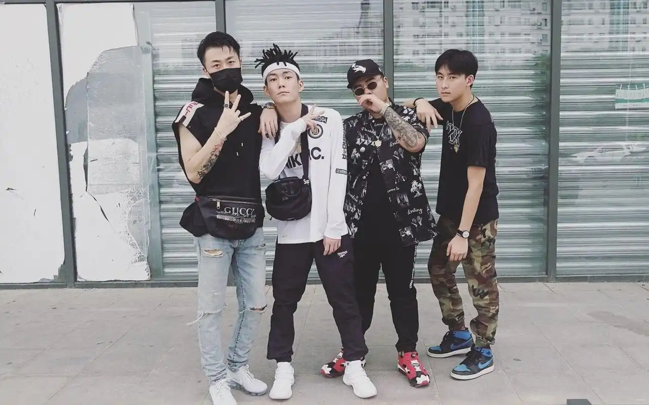 红花会贝贝直播剁手指,平台表示已封禁其账号,红花会为此解散