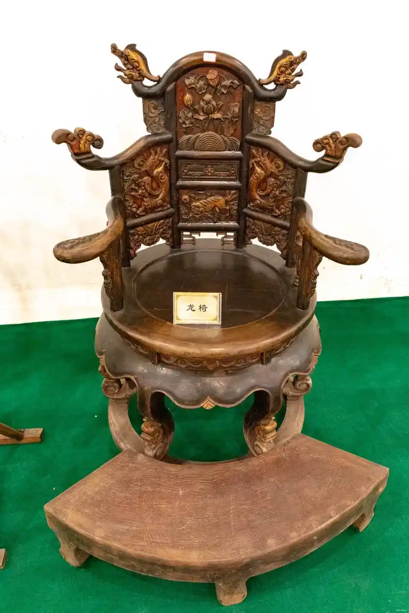 龙椅一般是黄色的,黄颜色能显示皇家的威严.