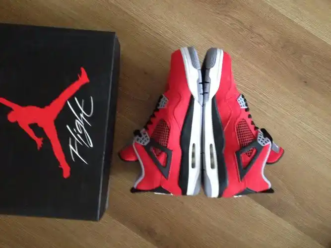 看看乔丹鞋真假!(从外边看)是真是假?