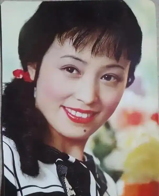 她是一位女歌唱家,是东方歌舞团的一级演员,在春晚上唱了一首歌 - 抖