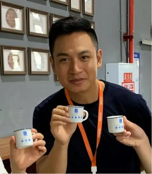 回顾央视主播何岩柯:含泪拯救母亲,将爱扩散,如今未婚也幸福