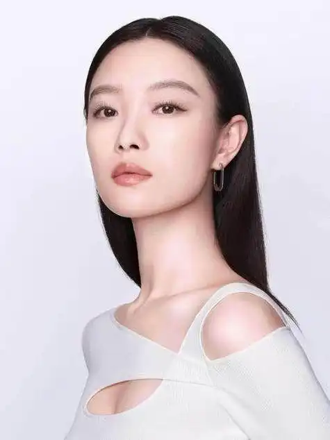 倪妮,魅力四射的女神,冷艳又温柔,气质高贵又不失亲和.