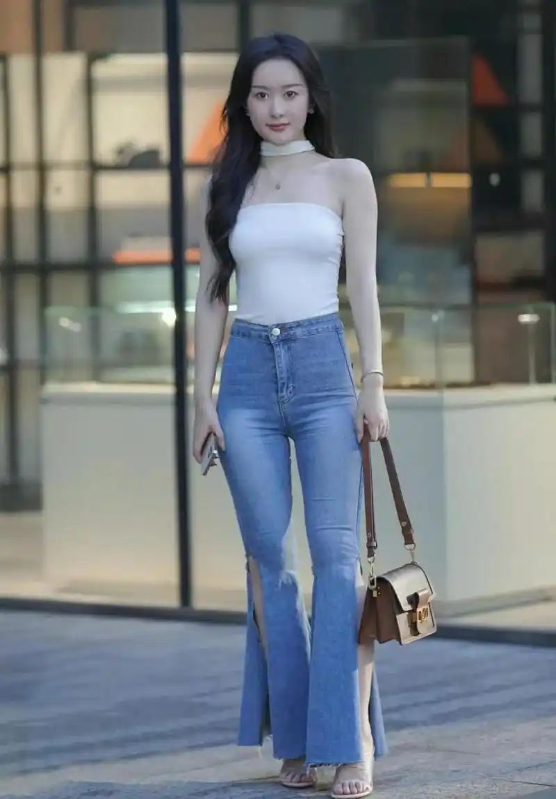 街拍穿搭 街拍美女身穿牛仔裤性感好身材!
