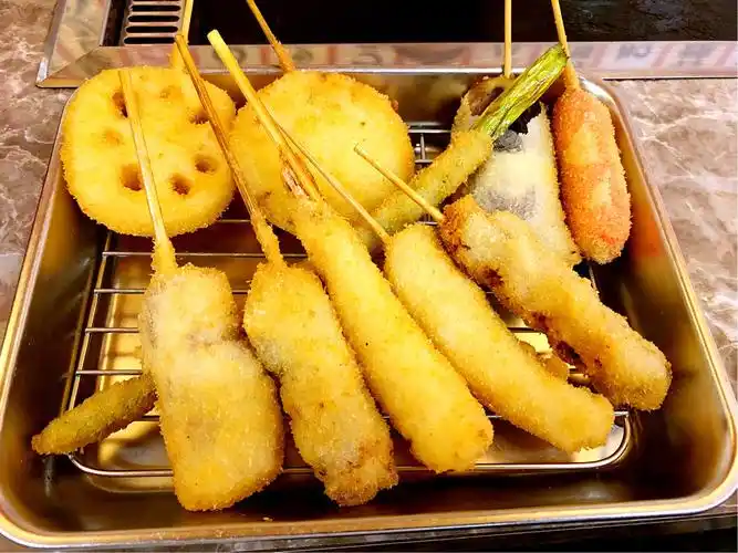 大阪新世界,串かつだるま(炸串)