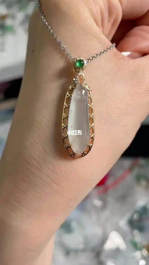 18k金镶翡翠福瓜吊坠