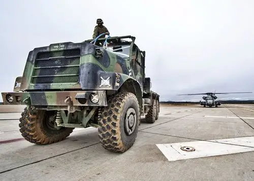 飓风制造者:美军最大直升机吊运中型战术卡车