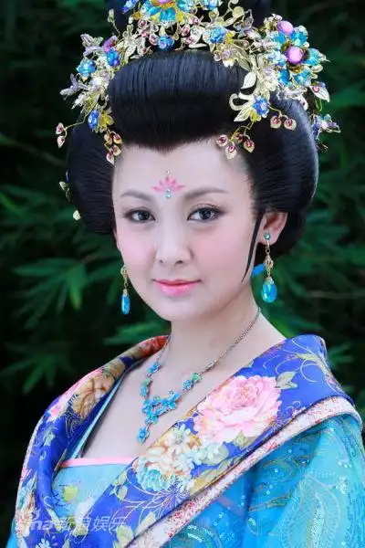 资料薛平贵与王宝钏主角张咏棋饰金钏