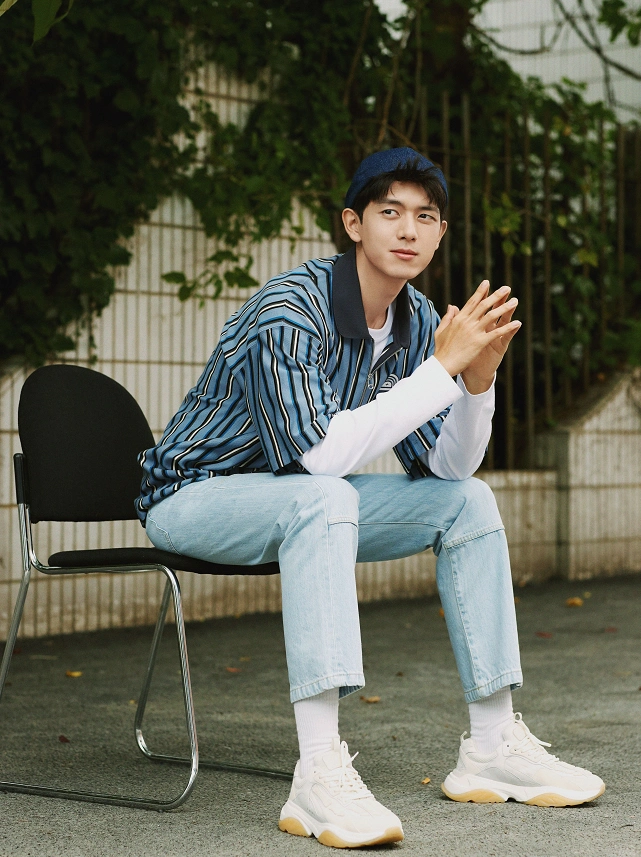 李现的直男坐姿火了,双腿呈"倒l型",身高不足180模仿不来