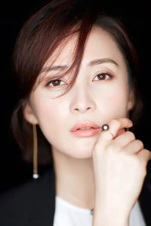 蒋勤勤成熟知性黑白时尚写真高清图片