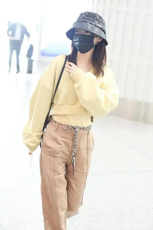 组图:李沁穿黄色卫衣不忘护腰 系彩绳腰链个性十足
