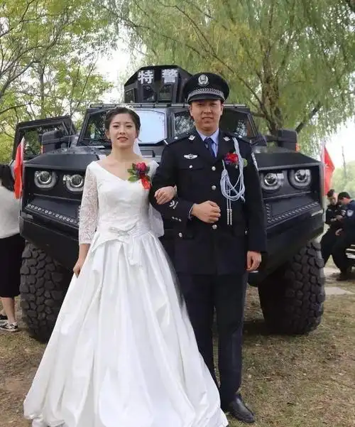 下图:警礼服未配发时,要拍警服婚纱照,一般用常服加上绶带(图片来源见