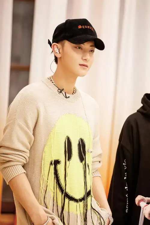 黄子韬海岛服帅气来袭!度假海岛风味十足,亮色系轻松驾驭