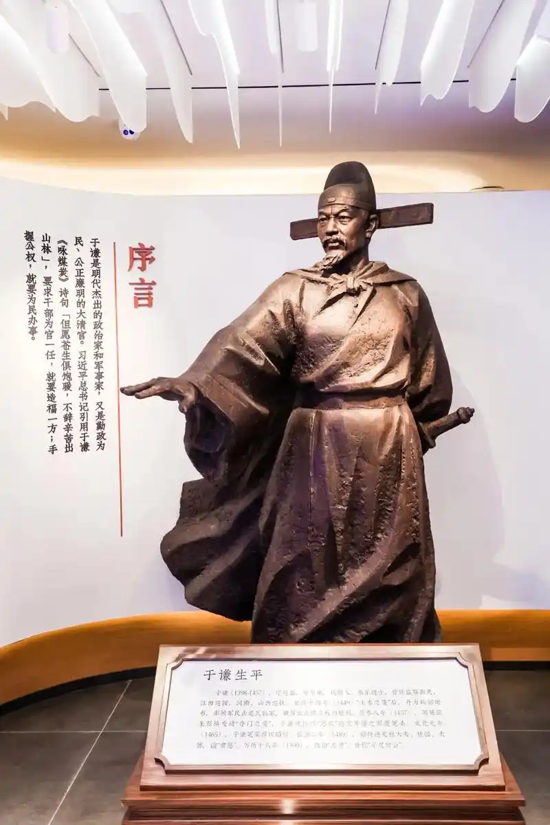 人生观察室明朝一代名臣于谦有一首著名的《石灰吟》:千锤万凿出缮浇