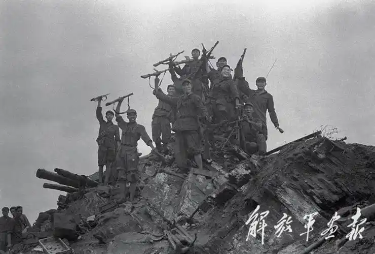 正在喷射火舌的枪眼,壮烈牺牲时年仅21岁.