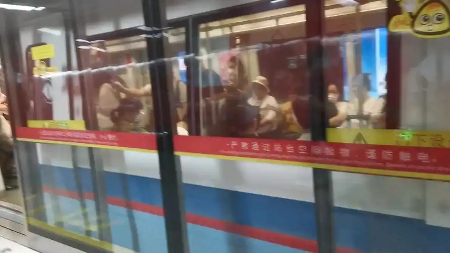 广州地铁5号线动物园出站,该地铁往黄埔新城方向