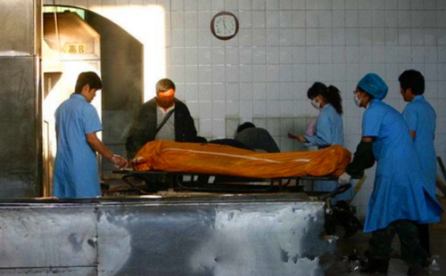 殡仪馆工作的年轻女孩每天面对各种死因的遗体最担心嫁不出去