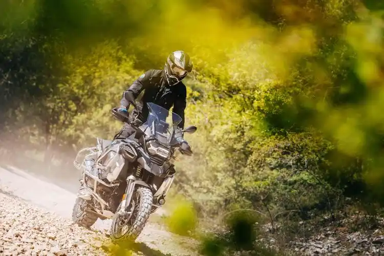 宝马摩托2021r1250gsgsadv户外特写