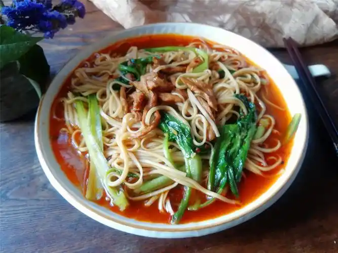 【家常肉丝面】所需材料:挂面150克,猪肉100克,小白菜1把,油盐适量,葱