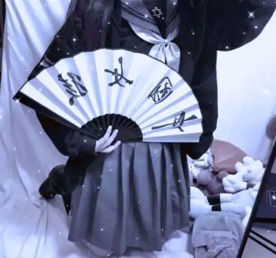 拿扇子的女生头像