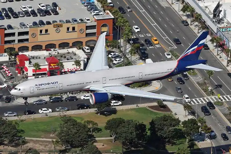 俄罗斯国际航空波音777-300er降落洛杉矶国际机场