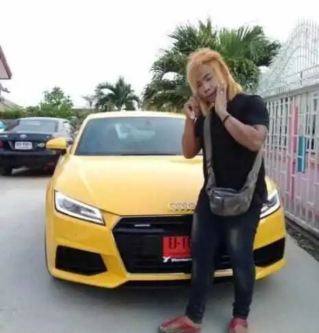 泰国这位染金发的杀马特司机火了抱美女开豪车如今凭丑发家