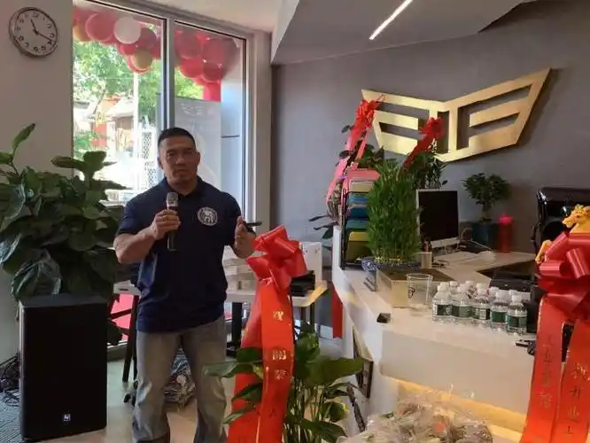 屡获大奖,并且当选中国健美百年风云人物的林树清先生创办