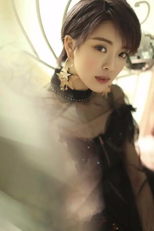 近日,演员种丹妮曝光了一组最新黑纱裙写真.