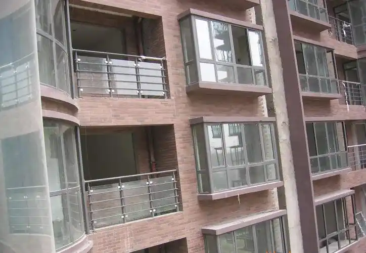 烦烦烦楼上邻居把外飘窗做成落地窗吓得立马阻止出事咋办