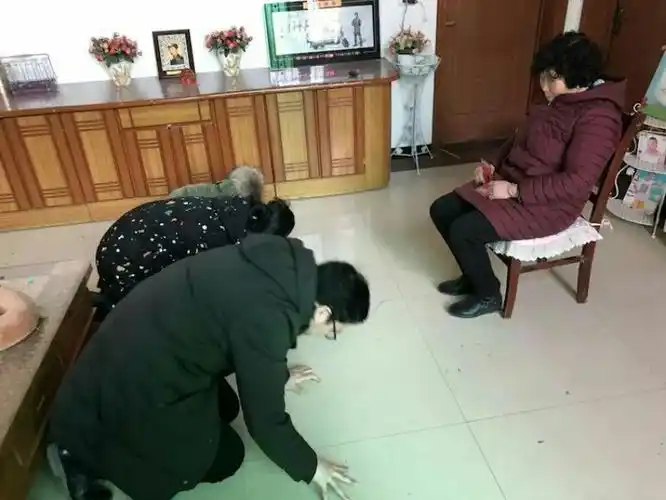 大七班承传统美德春节拜年记——跪拜父母