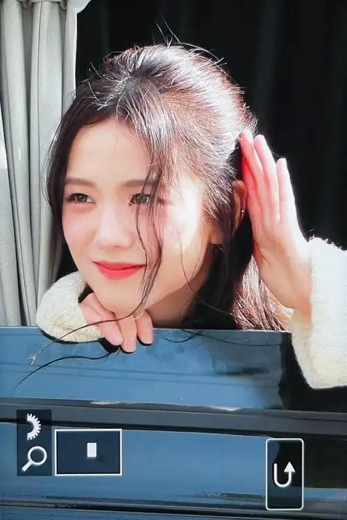 kimjisoo超话7715#金智秀solo出道#230402 人歌预录下班 饭拍预览