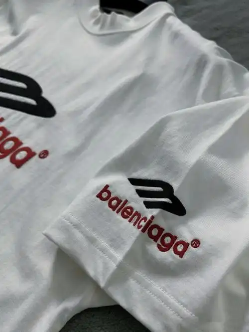 巴黎世家白 t恤衫你小子有点东西啊!穿上真的好看舒适又显白!