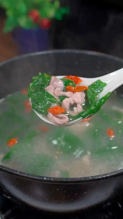 广东人很喜欢喝的猪杂枸杞汤,简单又营养