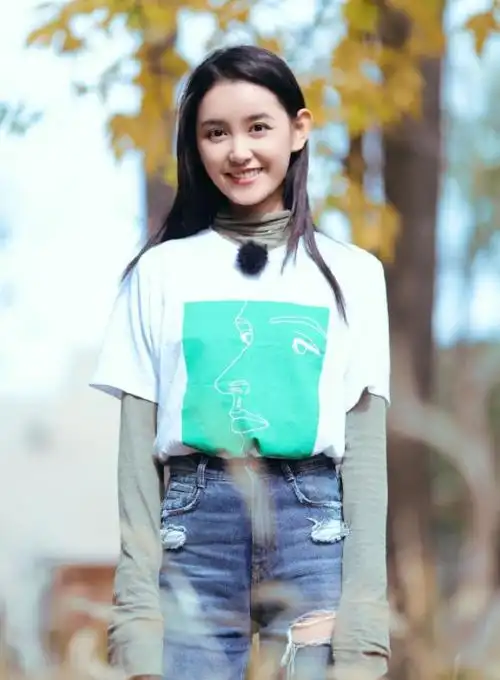 蒋依依少女初长成,外表愈加明艳动人,在一众童星中实属亮眼_热点资讯